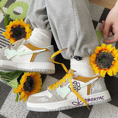 Zapatillas con flores amarillas y grises