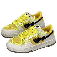 Zapatillas estéticas de corazón amarillo y negro