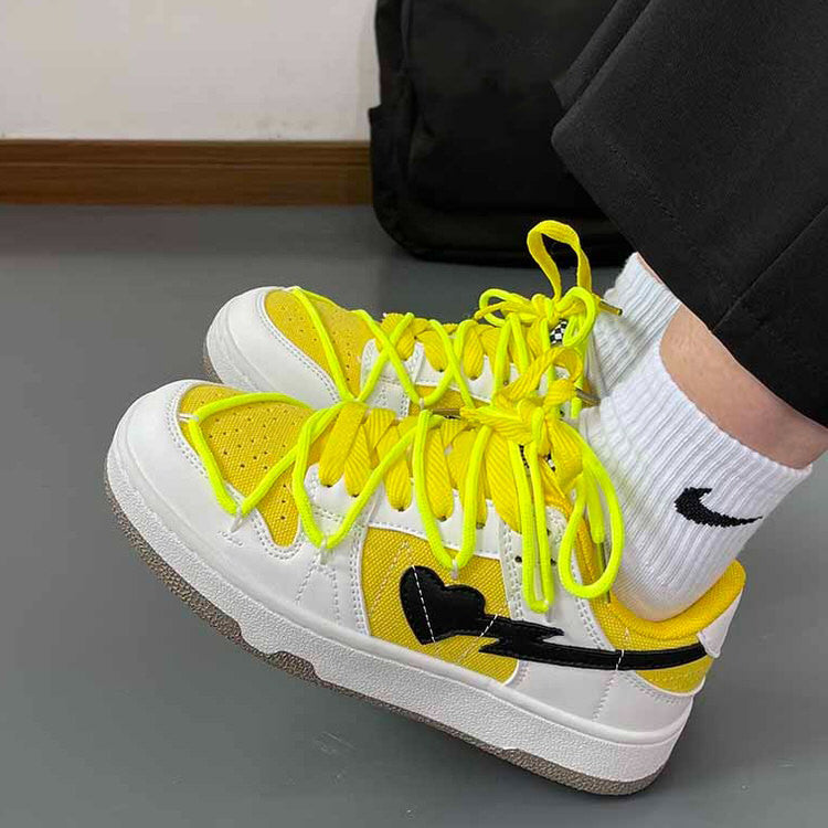 Zapatillas estéticas de corazón amarillo y negro