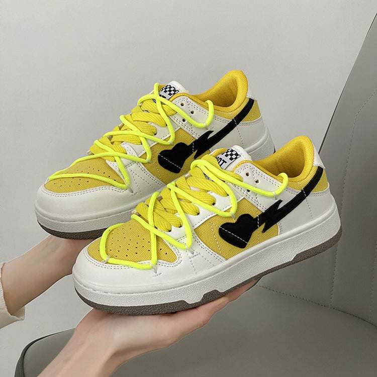 Zapatillas estéticas de corazón amarillo y negro