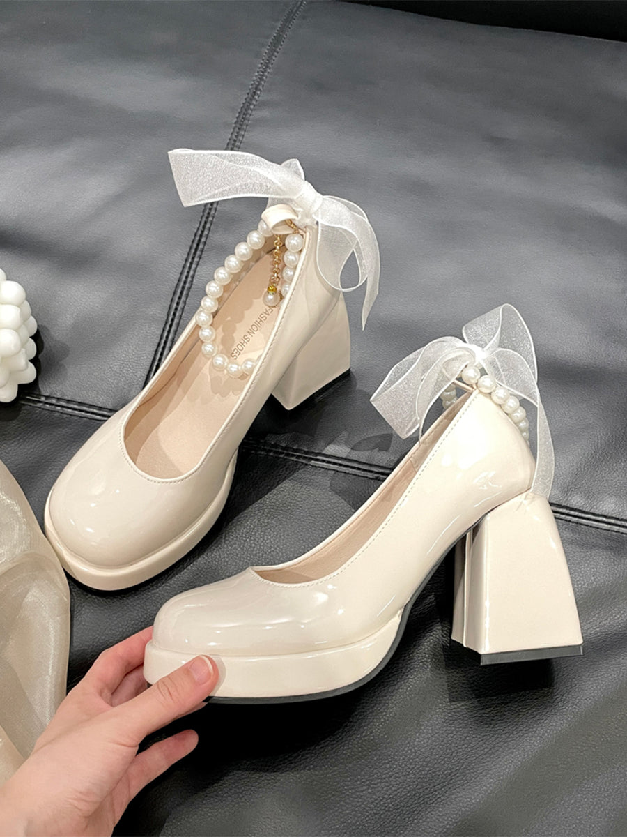 Mary-Jane-Pumps mit runder Spitze und doppellagiger Perlenkette