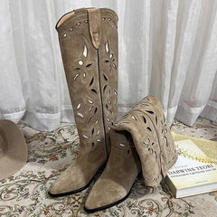 Botas vaqueras para mujer con costuras en contraste y calados decorativos, de color caqui, totalmente de cuero genuino.