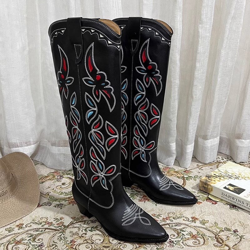 Botas vaqueras para mujer con costuras en contraste y calados decorativos, de color caqui, totalmente de cuero genuino.