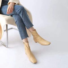 Botas tipo calcetín con punta cuadrada en amarillo, beige, negro y café