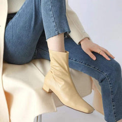 Botas tipo calcetín con punta cuadrada en amarillo, beige, negro y café