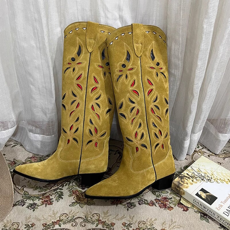 Botas vaqueras para mujer con costuras en contraste y calados decorativos, de color caqui, totalmente de cuero genuino.