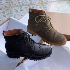 Botas Martin brogue de ante con punta de ala hechas a mano en negro/caqui