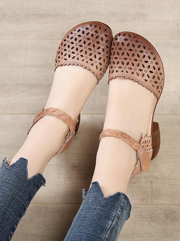 Sandalias elegantes con agujeros 