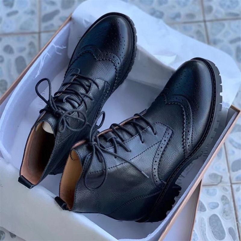 Botas Martin brogue de ante con punta de ala hechas a mano en negro/caqui