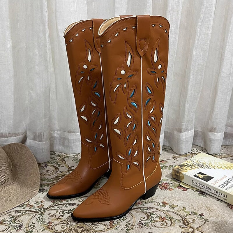 Botas vaqueras para mujer con costuras en contraste y calados decorativos, de color caqui, totalmente de cuero genuino.