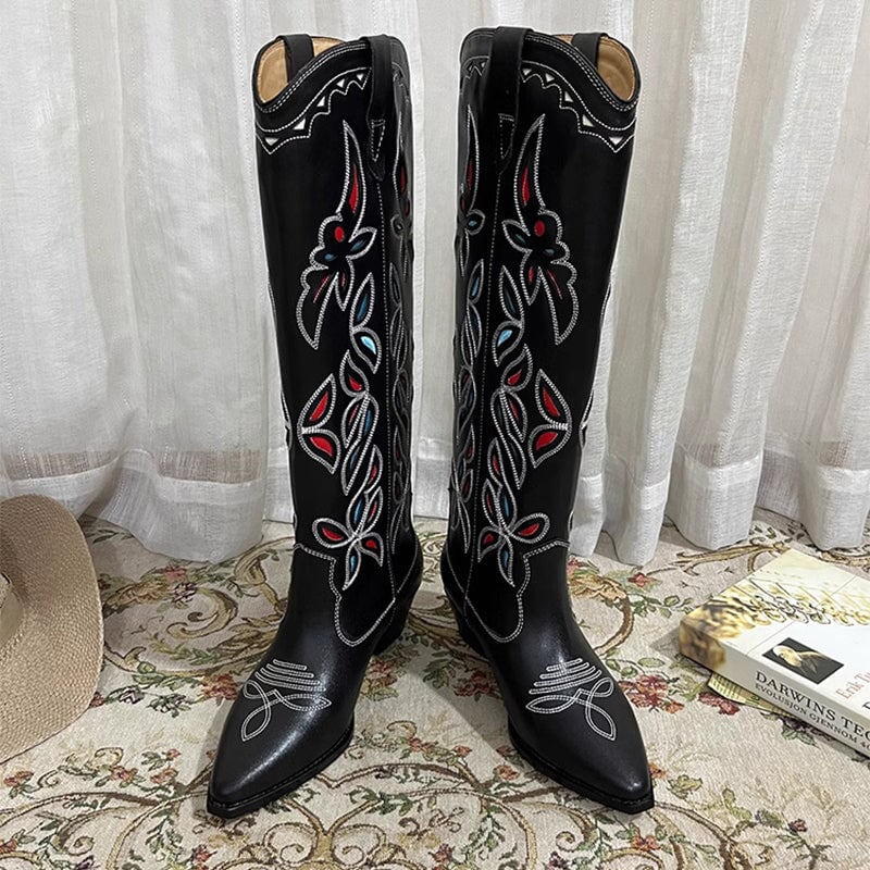 Botas vaqueras para mujer con costuras en contraste y calados decorativos, de color caqui, totalmente de cuero genuino.