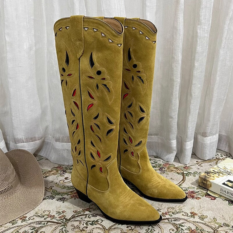 Botas vaqueras para mujer con costuras en contraste y calados decorativos, de color caqui, totalmente de cuero genuino.