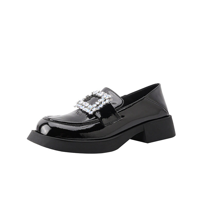 Mocasines de charol con diamantes deslumbrantes