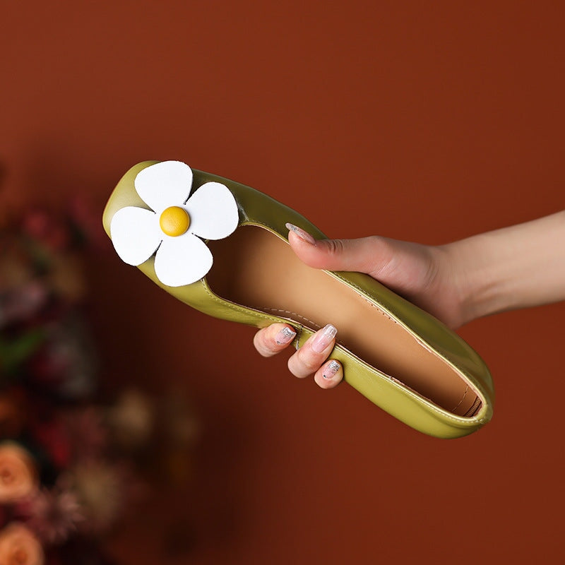 Sandalias planas de punta cuadrada con plumerias hechas a mano