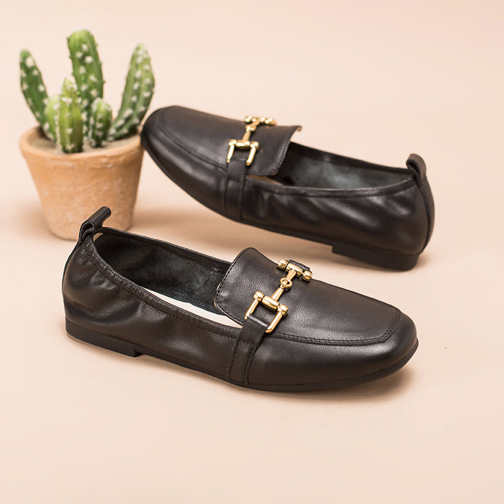 Mocasines retro con detalle de bocado de caballo, estilo relajado, en negro, blanco y gris