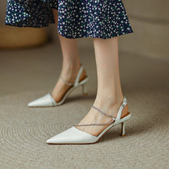 Sandaletten mit spitzer Spitze und 65 mm Kitty Heel-Absatz, Slingback-Pumps, mit Kristallverzierung