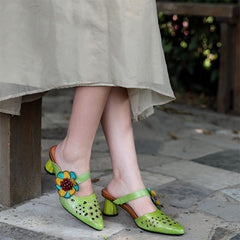 Mules de punta puntiaguda con detalle de flores y tacones de bloque