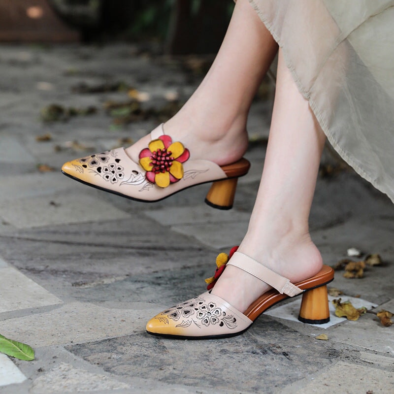 Mules de punta puntiaguda con detalle de flores y tacones de bloque