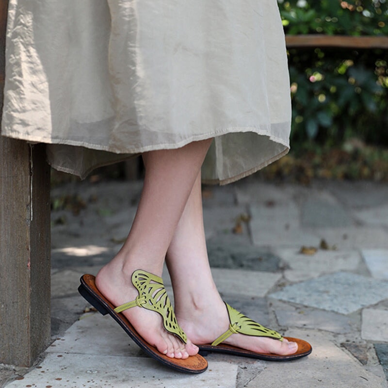 Chanclas retro con diseño de mariposa tallada