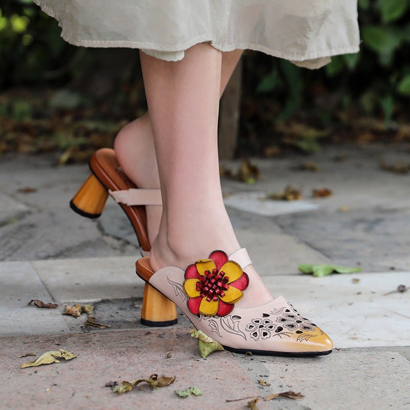 Mules de punta puntiaguda con detalle de flores y tacones de bloque